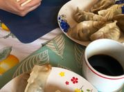 Una foto de dumplings en sarten de carne