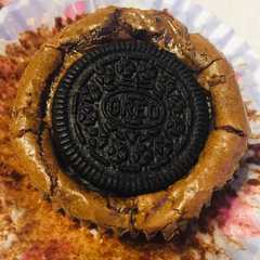 A picture of Cupcakes de brownie con oreos! 🍫 🧁.