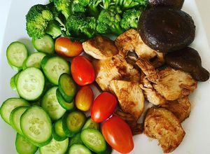 Hình của món Lườn gà áp chảo keto.