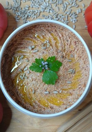 Une photo de 🌱 Tartinade aux tomates confites et graines de tournesol (veggie)