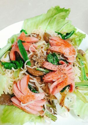 Hình của món Ăn sáng với mì gói bò viên xúc xích.