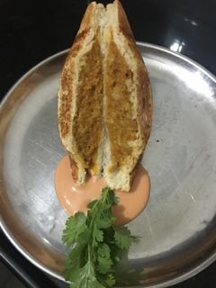 આલુ મટર ટોસ્ટ સેન્ડવીચ (Aloo Matar Toast Sandwich Recipe In Gujarati) રેસીપી મુખ્ય ફોટો