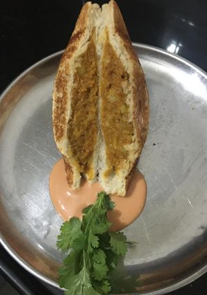 આલુ મટર ટોસ્ટ સેન્ડવીચ (Aloo Matar Toast Sandwich Recipe In Gujarati) રેસીપી મુખ્ય ફોટો