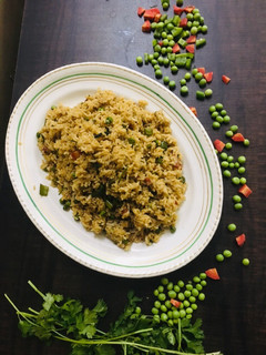 વેજ ફ્રાઇડ રાઈસ (Veg Fried Rice Recipe In Gujarati) રેસીપી મુખ્ય ફોટો