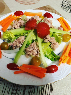 Una foto de Ensalada 🥗 mixta con atún