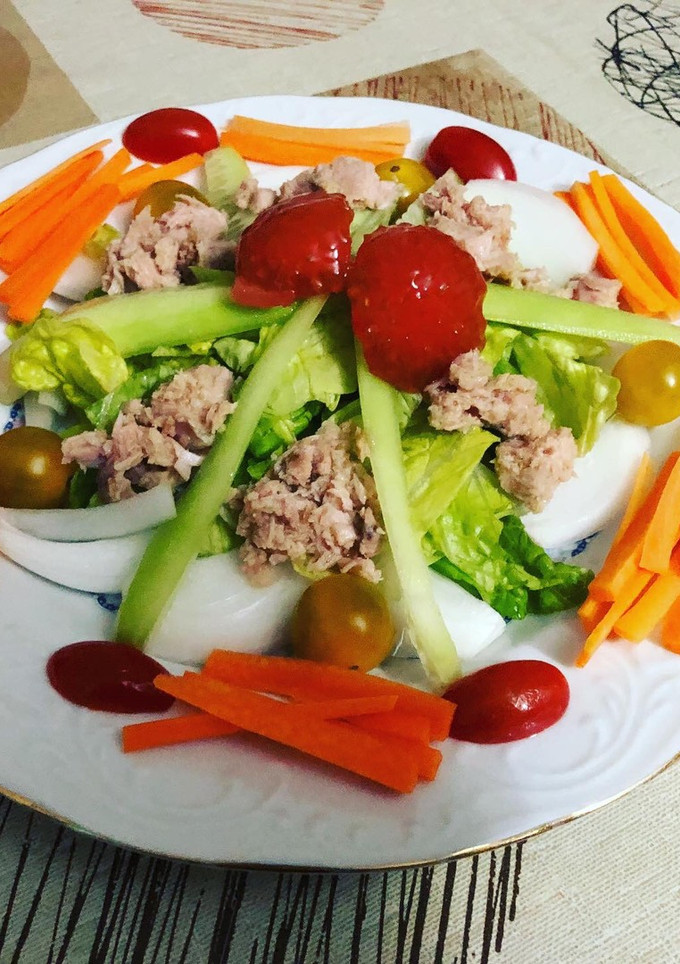 Una foto de Ensalada 🥗 mixta con atún