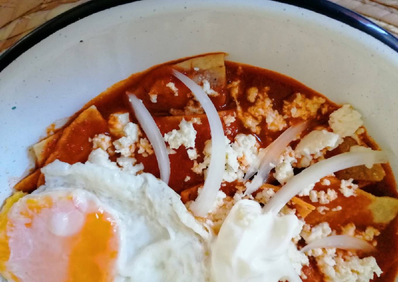 Chilaquiles muy rojos, a los 3 chiles 🌶️🍅🍲