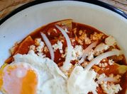 Una foto de chilaquiles rojos