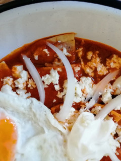 Una foto de Chilaquiles muy rojos, a los 3 chiles 🌶️🍅🍲