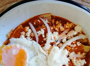 Una foto de Chilaquiles muy rojos, a los 3 chiles 🌶️🍅🍲