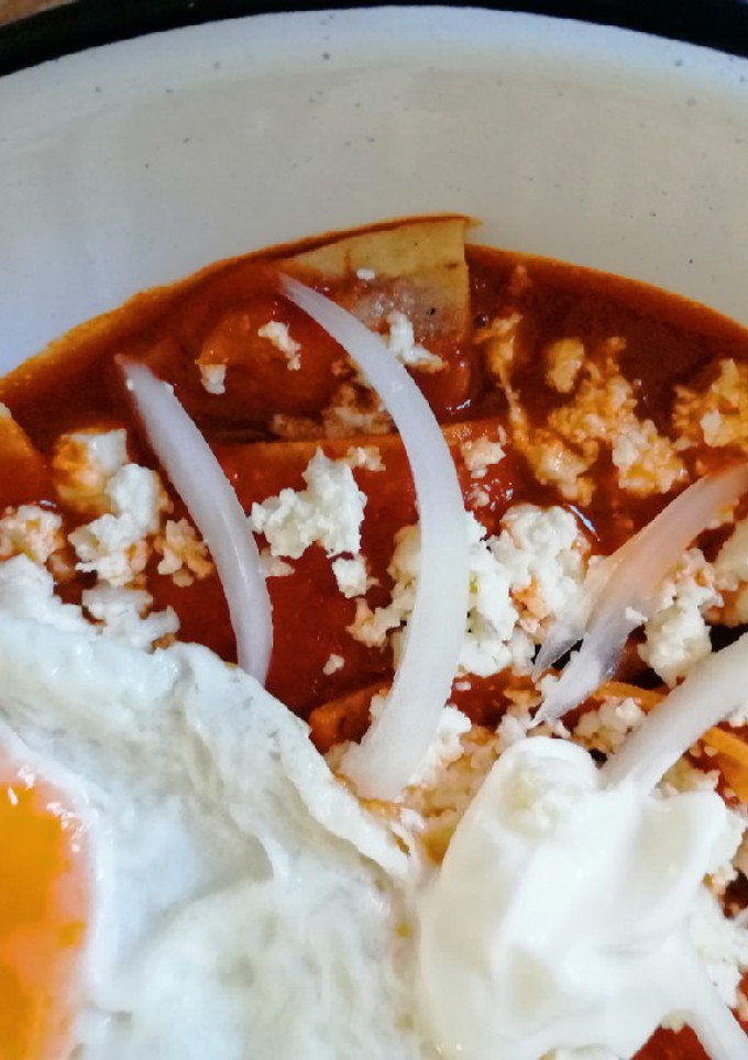 Una foto de Chilaquiles muy rojos, a los 3 chiles 🌶️🍅🍲