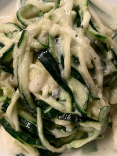 Una foto de Zoodles con pera y gorgonzola