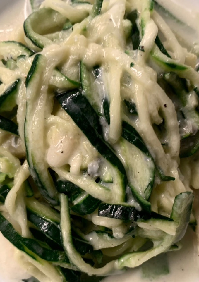 Una foto de Zoodles con pera y gorgonzola