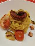 Fettuccine con polpo,gamberoni,zucchine e pomodorini alla vodka