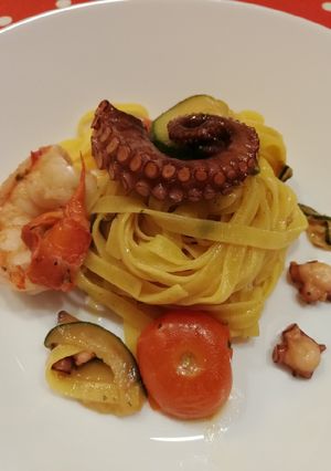 Foto di Fettuccine con polpo,gamberoni,zucchine e pomodorini alla vodka