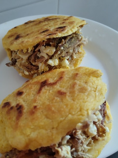 Una foto de Arepas🫓 rellenas 🍖de costilla y huevo🍳🫓