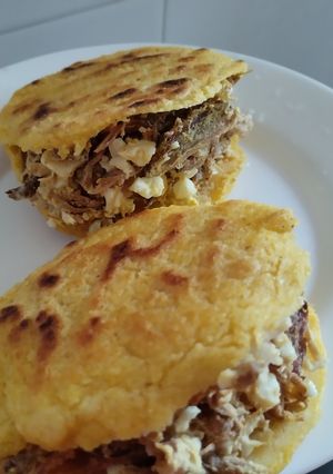 Una foto de Arepas🫓 rellenas 🍖de costilla y huevo🍳🫓