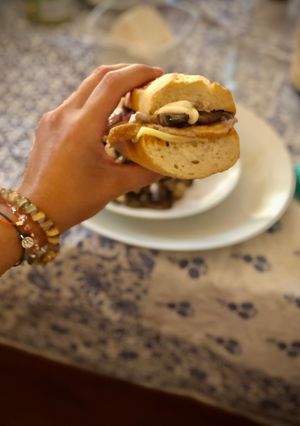 Foto principal de Bocata de lomo adobado con champiñón y cebolla