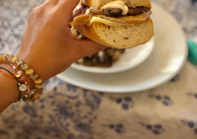 Bocata de lomo adobado con champiñón y cebolla