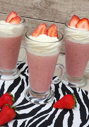 Una foto de 🍓🫙Mousse de frutilla y yogurt 🍓 Sin huevo 🍓 3 ingredientes! 🫙🍓
