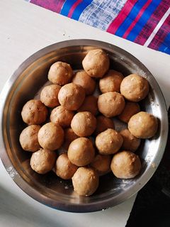 गोंद और आटे मावा के लड्डू (gond aur aate mava ke ladoo recipe in hindi) रेसिपी मुख्य फोटो