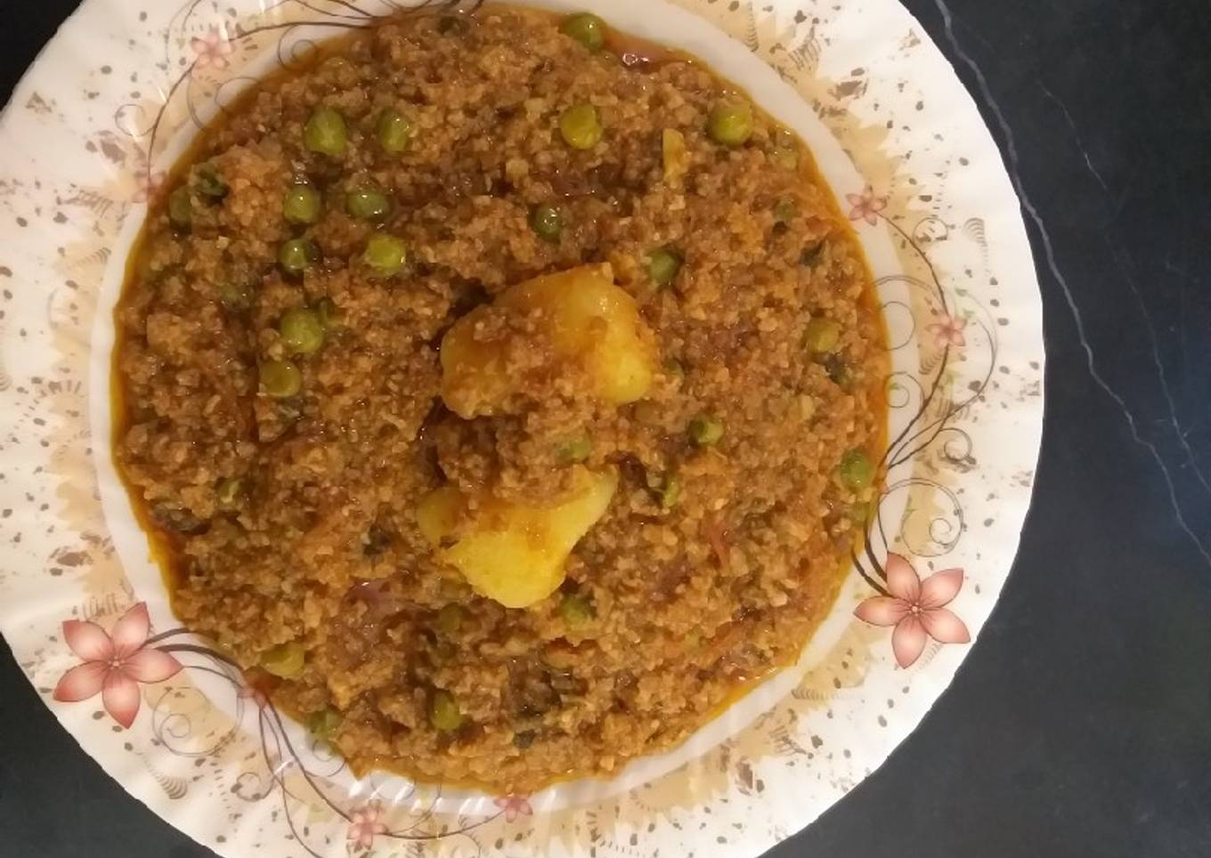 Minced meat with peas and potatoes