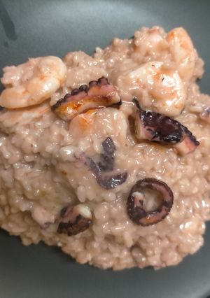 Una foto de Risotto con pulpo y gambones buenísimo