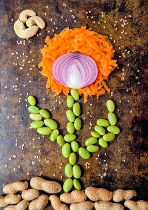Una foto de Ensalada primaveral de edamames, zanahoria rallada y cebolla morada 🥗 💚 🧡 💜