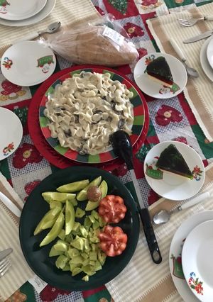 Una foto de CREMA BECHAMEL CON CHAMPIÑOES pastas de corbatas