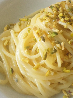 Una foto de Espaguetis con queso gorgonzola y pistachos