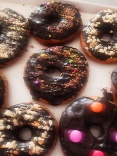 चॉकलेट डोनट्स (Chocolate donuts recipe in Hindi) रेसिपी मुख्य फोटो