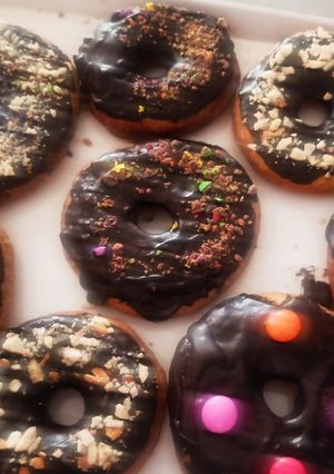 चॉकलेट डोनट्स (Chocolate donuts recipe in Hindi) रेसिपी मुख्य फोटो