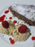 Caprese al pistacchio con crema di mascarpone al pistacchio e coulis di lamponi