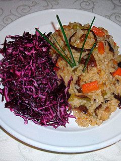 Una foto de Arroz con setas shiitake y ensalada de col lombarda - veggie