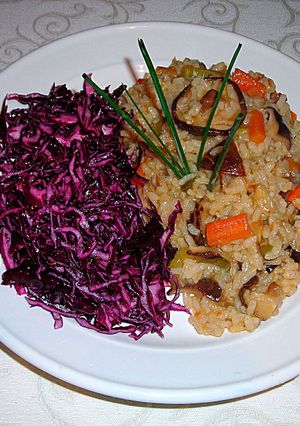 Una foto de Arroz con setas shiitake y ensalada de col lombarda - veggie