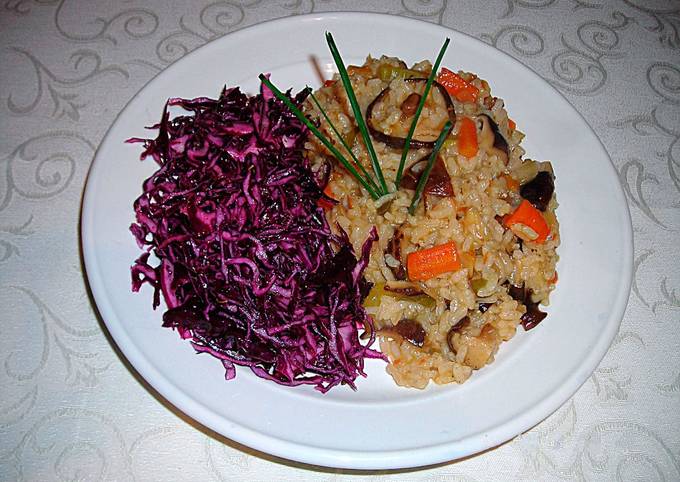 Foto principal de Arroz con setas shiitake y ensalada de col lombarda - veggie
