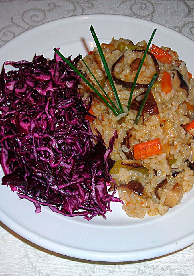 Una foto de Arroz con setas shiitake y ensalada de col lombarda - veggie