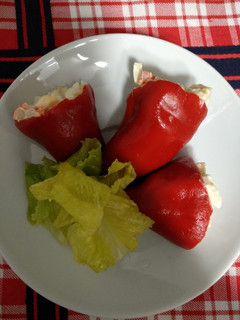 Una foto de Pimientos de piquillo rellenos de ensaladilla de surimi