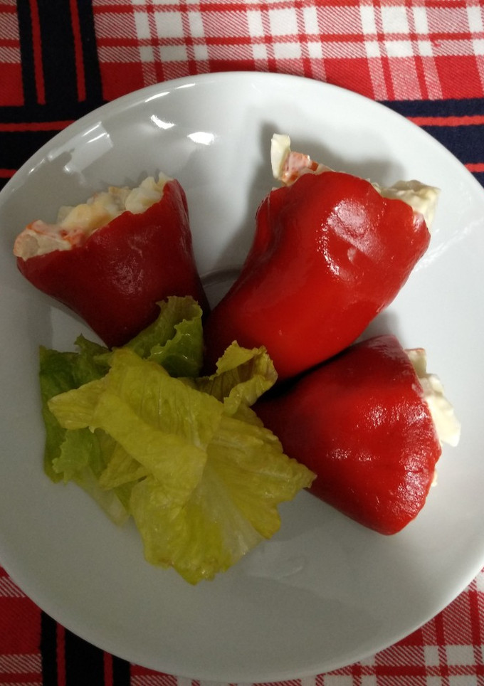 Una foto de Pimientos de piquillo rellenos de ensaladilla de surimi