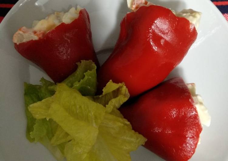 Pimientos de piquillo rellenos de ensaladilla de surimi