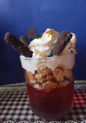 Una foto de Postre con crema batida