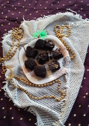 चाॅकलेट ब्राउनी इन कुकर (Chocolate Brownie In Cooker Recipe In Marathi) रेसिपी चे मुख्य फोटो 