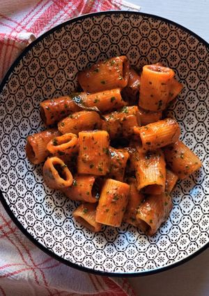 A picture of Mezze Maniche with Tomato Sauce and Basil Pesto.