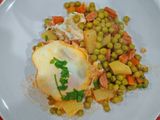 Ervilhas com ovos escalfados, com chouriço, batata e cenoura