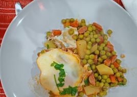 Ervilhas com ovos escalfados, com chouriço, batata e cenoura