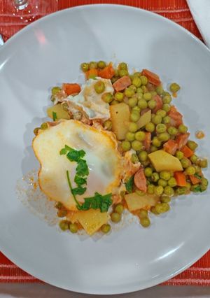 Foto de Ervilhas com ovos escalfados, com chouriço, batata e cenoura