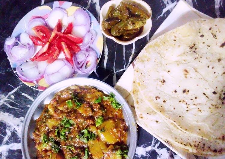 Qeema Aaloo (Dhaba Style) with Roti