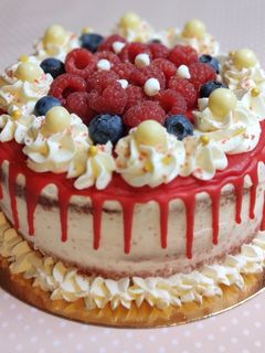 Una foto de Red Velvet cake con drip de color rojo (especial cumpleaños)