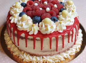 Una foto de Red Velvet cake con drip de color rojo (especial cumpleaños)
