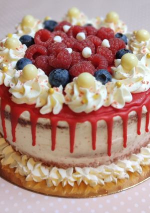 Una foto de Red Velvet cake con drip de color rojo (especial cumpleaños)